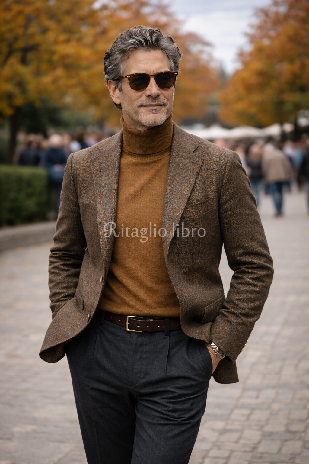 50代男性が、イタリアの街中で撮影した、シンプルなブラウンジャケットとグレースラックスのコーディネートスナップ