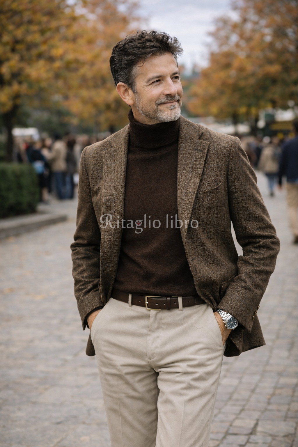 50代男性が、イタリアの街中で撮影した、シンプルなブラウンジャケットとベージュスラックスのコーディネートスナップ