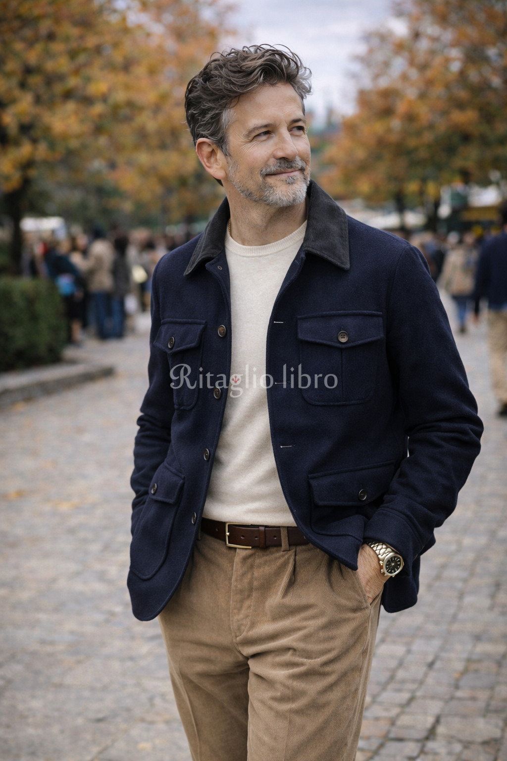 50代男性が、イタリアの街中で撮影した、ネイビージャケットとベージュスラックスのコーディネートスナップ