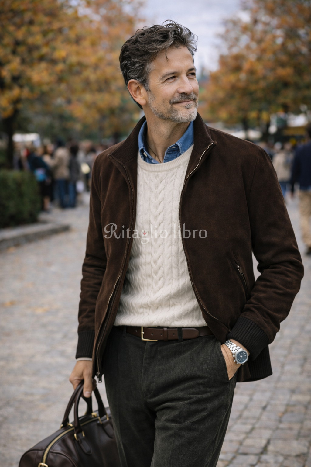 50代男性が、イタリアの街中で撮影した、ブラウンレザージャケットとグレースラックスのコーディネートスナップ