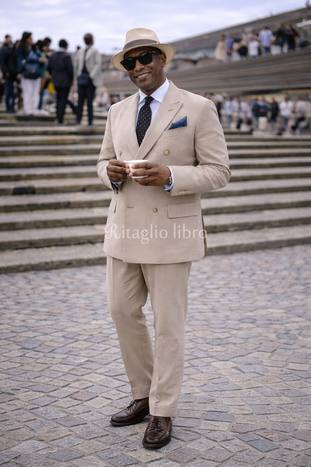 50代男性が、イタリアの街中で撮影した、ベージュセットアップのコーディネートスナップ