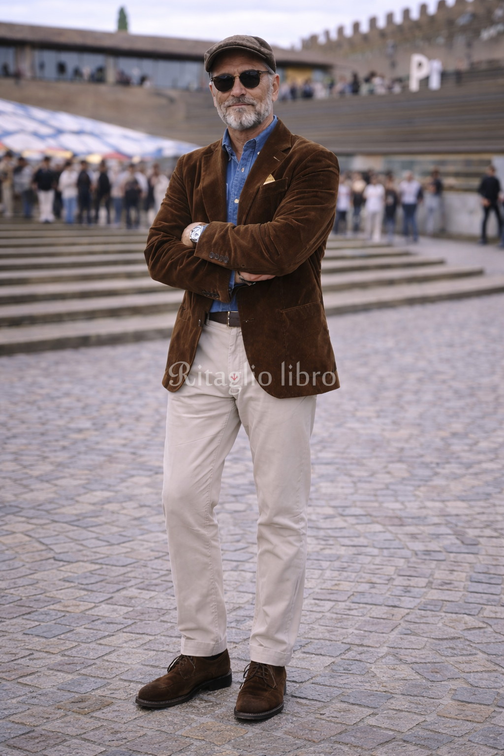 60代男性が、イタリアの街中で撮影した、ブラウンジャケットとベージュスラックスのコーディネートスナップ