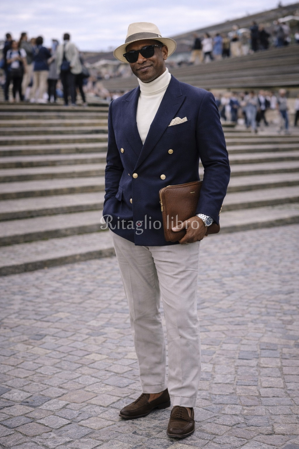 50代男性が、イタリアの街中で撮影した、紺ジャケットとスラックスのコーディネートスナップ