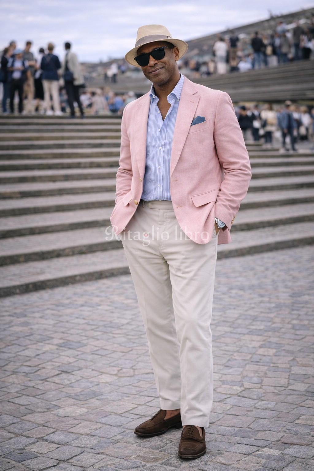 50代男性が、イタリアの街中で撮影した、ピンクジャケットとスラックスのコーディネートスナップ