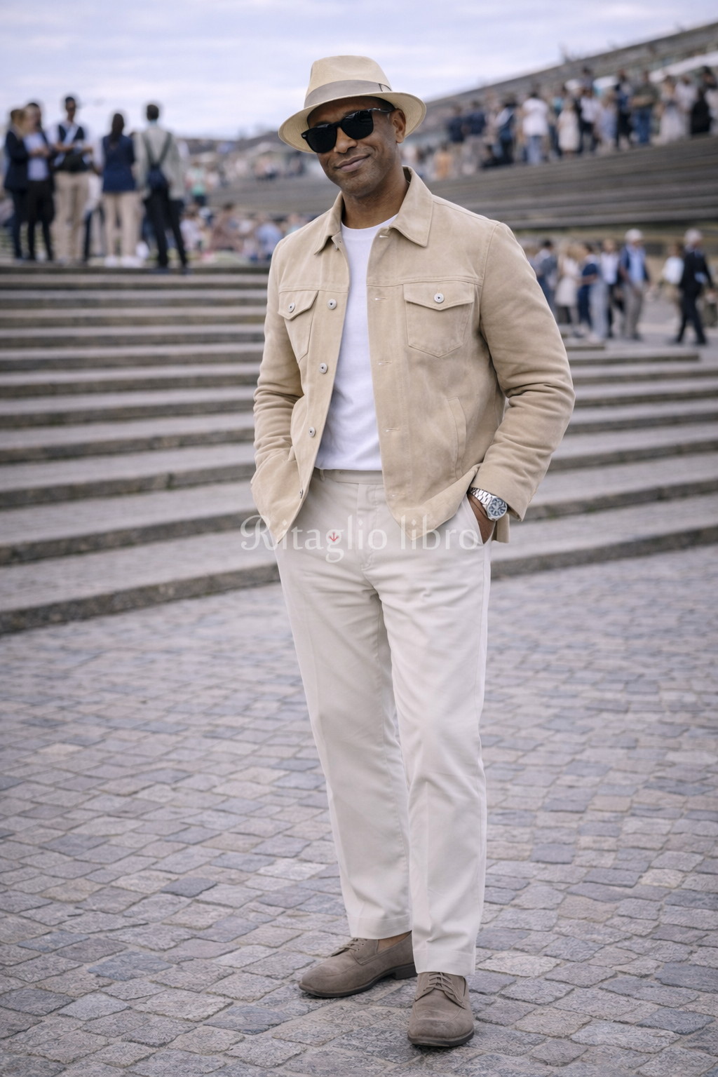 50代男性が、イタリアの街中で撮影した、ベージュブルゾンとベージュスラックスの同系色コーディネートスナップ