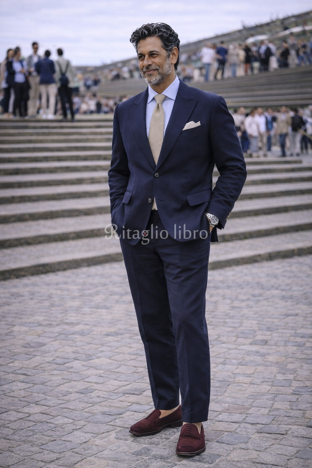 50代男性が、イタリアの街中で撮影した、ネイビースーツの抜け感コーディネートスナップ