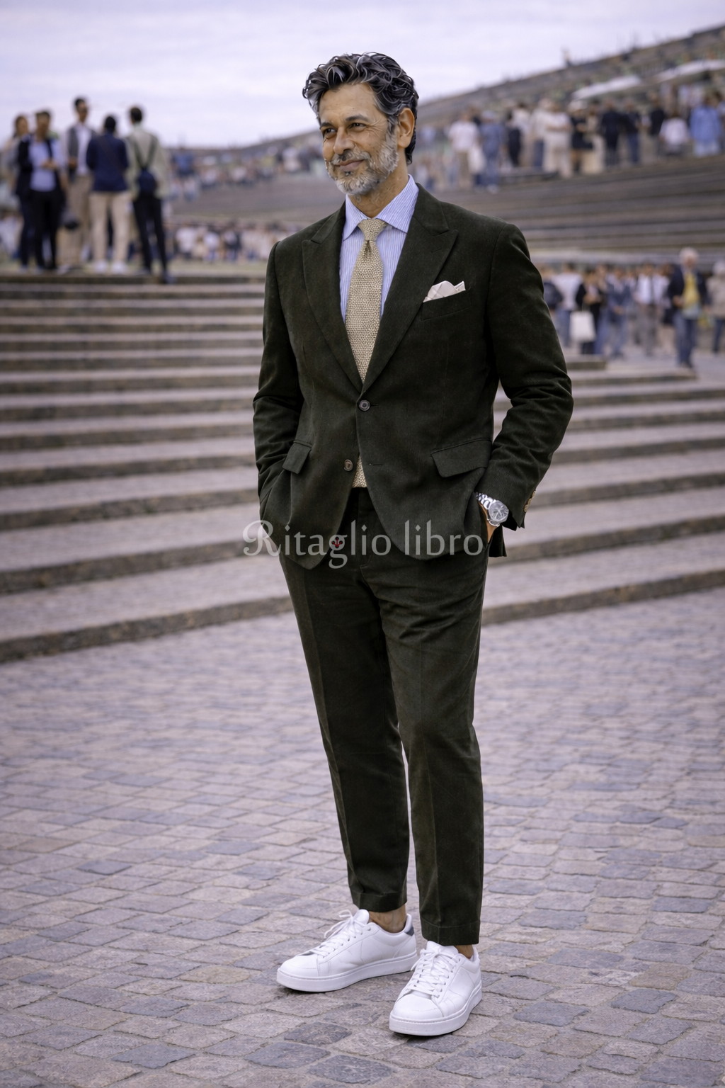 50代男性が、イタリアの街中で撮影した、ダークオリーブのセットアップを使用したコーディネートスナップ