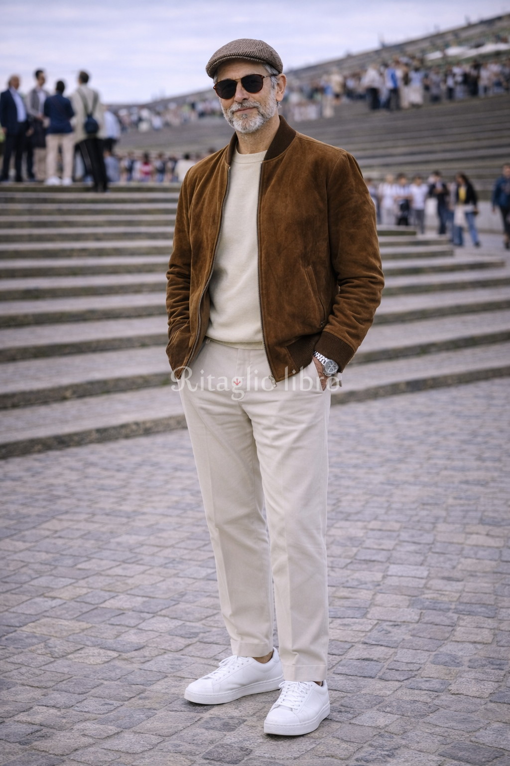 60代男性が、イタリアの街中で撮影した、レザーブルゾンとベージュスラックスのコーディネートスナップ