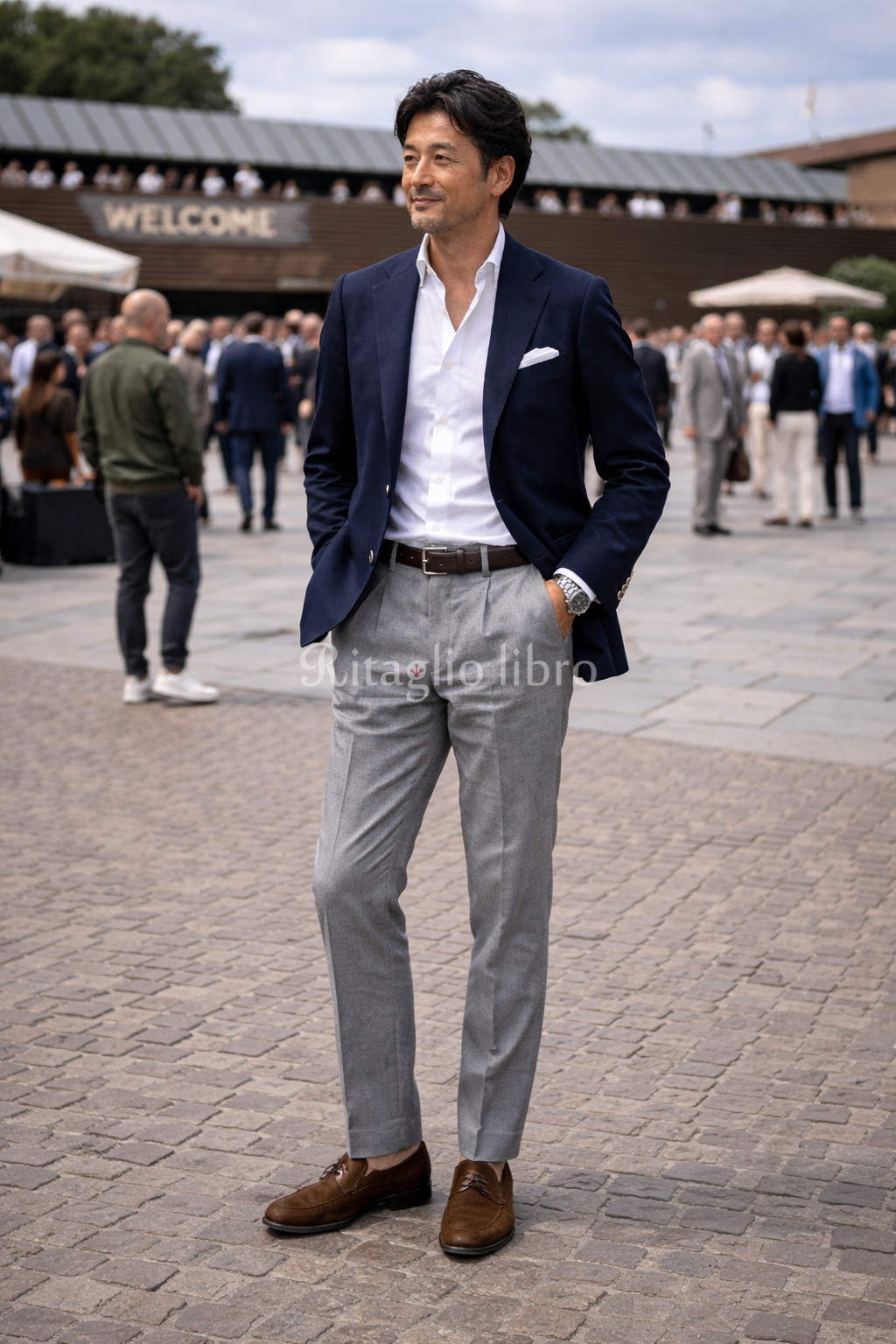 40代男性が、イタリアの街中で撮影した、紺ジャケとグレースラックスのコーディネートスナップ