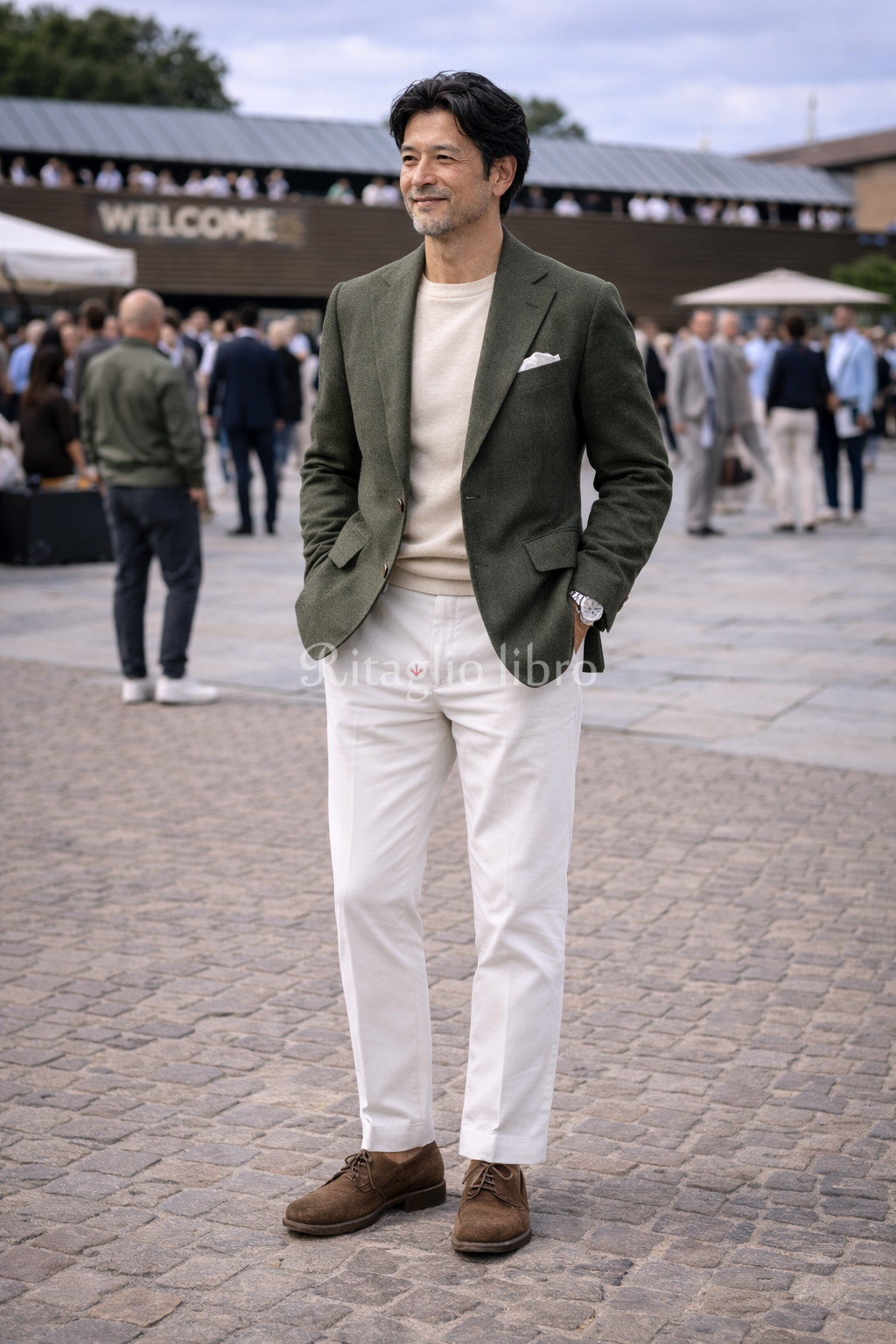 50代男性が、イタリアの街中で撮影した、グリーンジャケットとホワイトスラックスのコーディネートスナップ