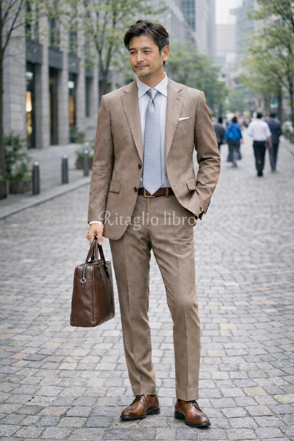 ライトブラウン × ブラウンシューズ 石畳の上で男性による撮影