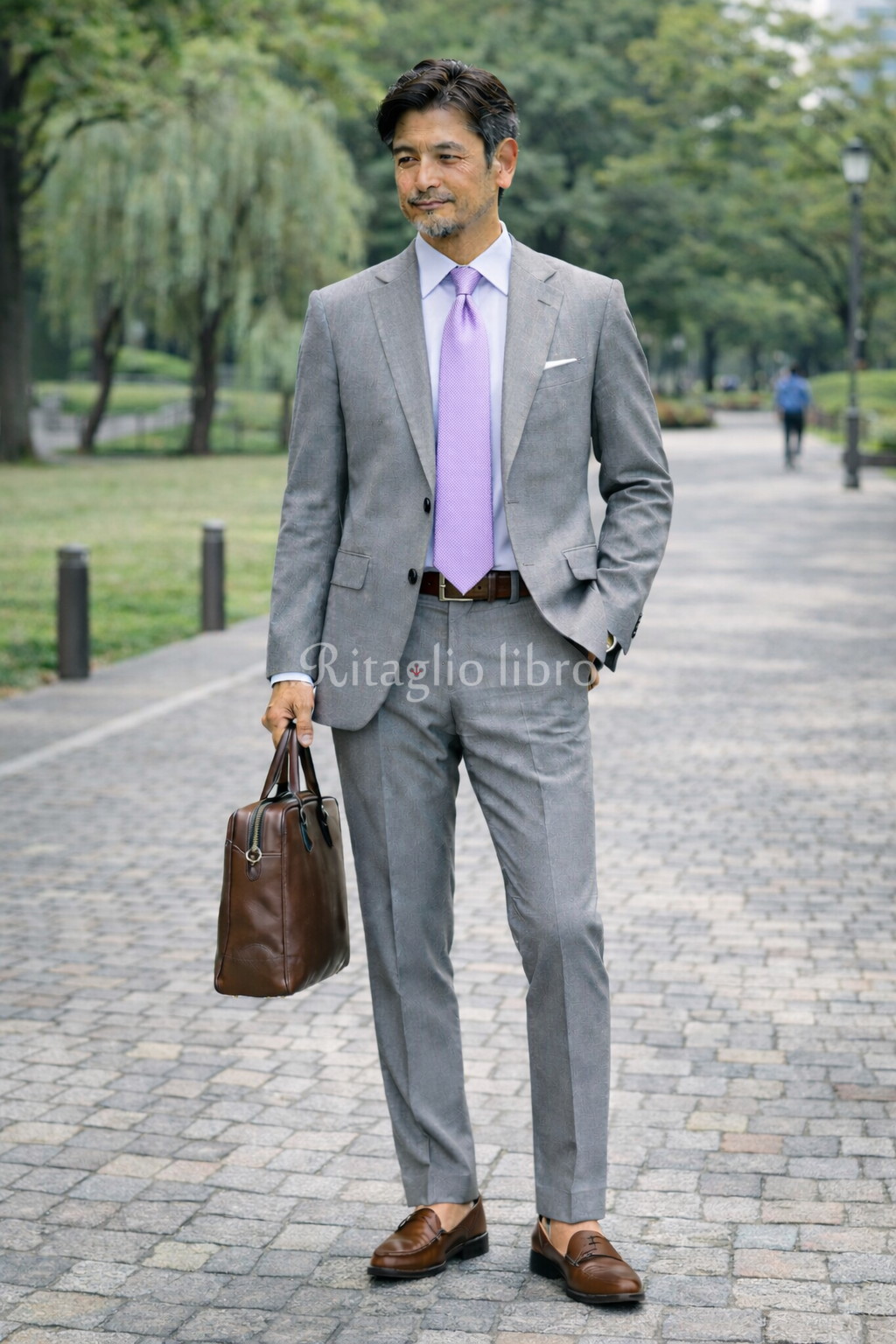 グレー × ローファー 撮影地:公園付近
グレー × ローファー 足元で軽快さを出す40代からの男性のコーデ