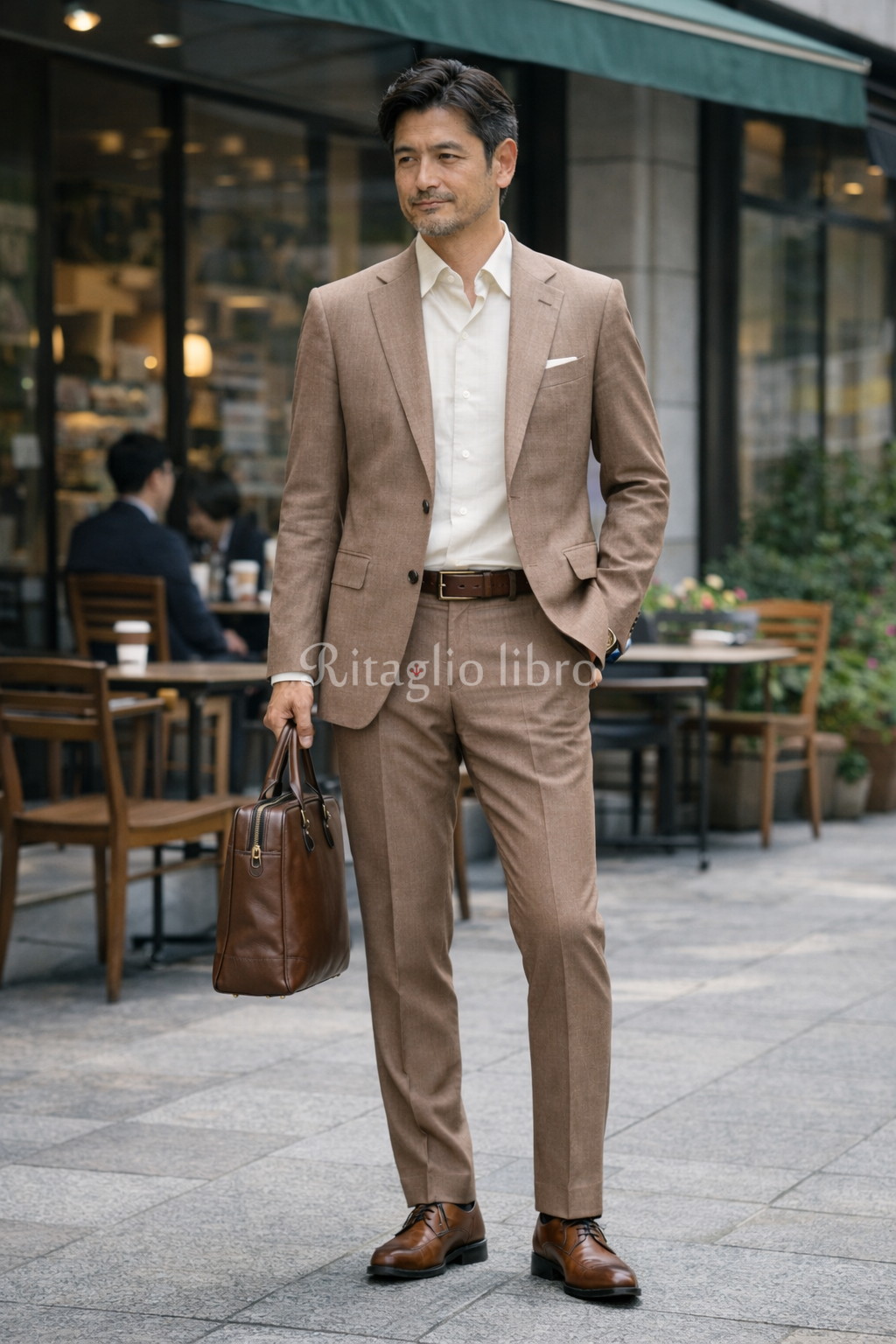 ライトブラウン × ブラウンシューズのコーデ。40・50代男性のノータイコーデ 撮影地:石畳エリア