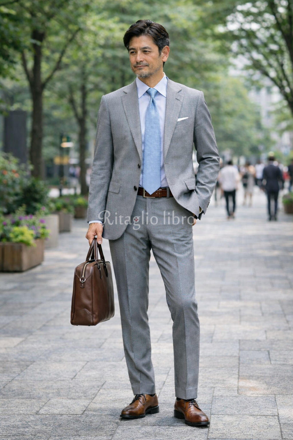 グレースーツ × ペールブルータイ 撮影地:街路樹のある通り
軽さと清潔感が共存。