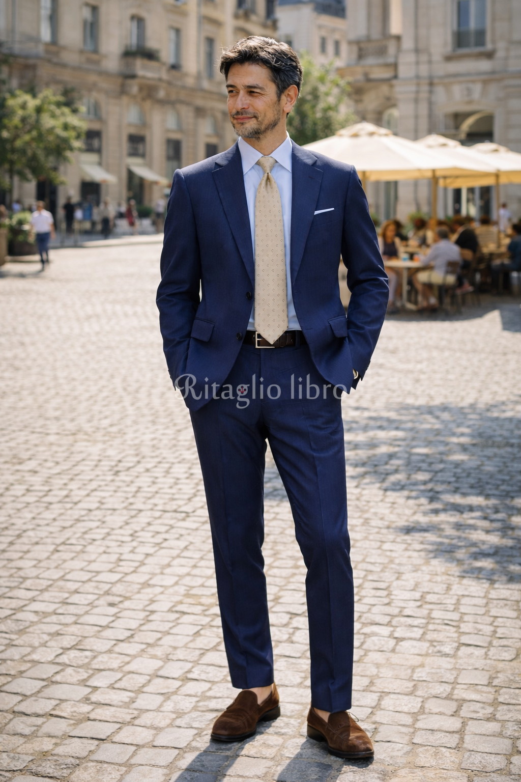 ナポリネイビー × ベージュタイ × ブラウンスエード
コンセプト “王道なのに柔らかい” コーデ詳細 ネイビースーツ(軽量ウール) サックスシャツ ベージュ小紋タイ スエードブラウンシューズ ノーベルト(サイドアジャスター) 撮影地:石畳の広場