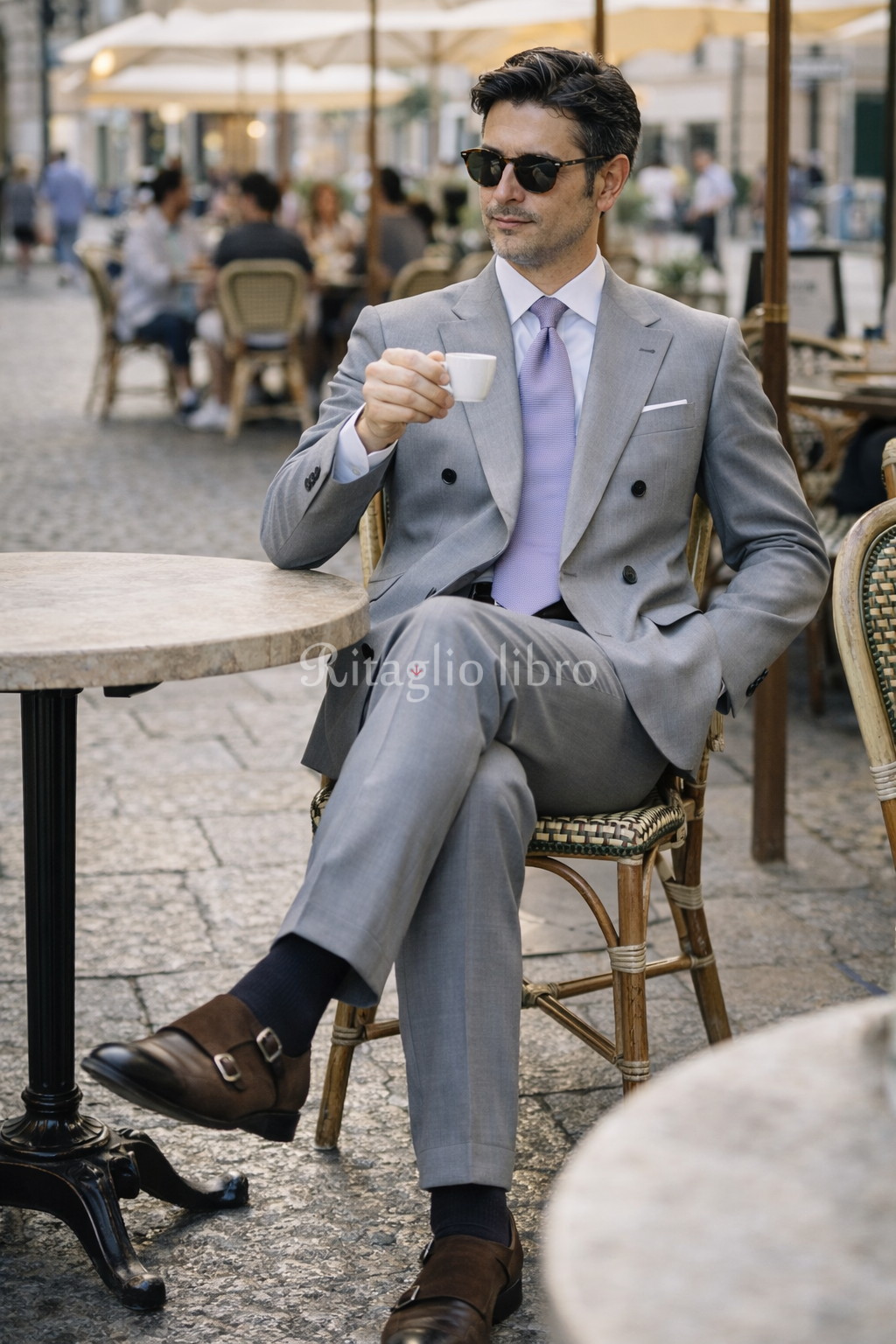 ライトグレーダブル × ラベンダータイ コンセプト “色気のあるエレガンス” コーデ詳細 ライトグレーダブルスーツ 白シャツ ラベンダータイ ブラックダブルモンク サングラス 撮影地:カフェテラス